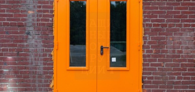 Уличная входная дверь с остеклением