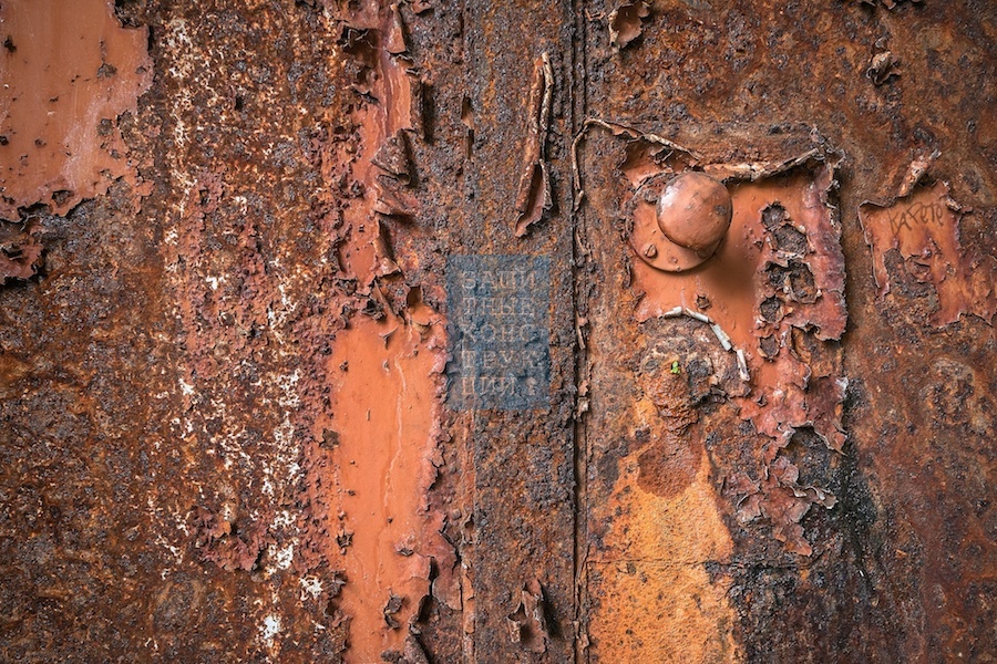 Ржавчина на металлической двери